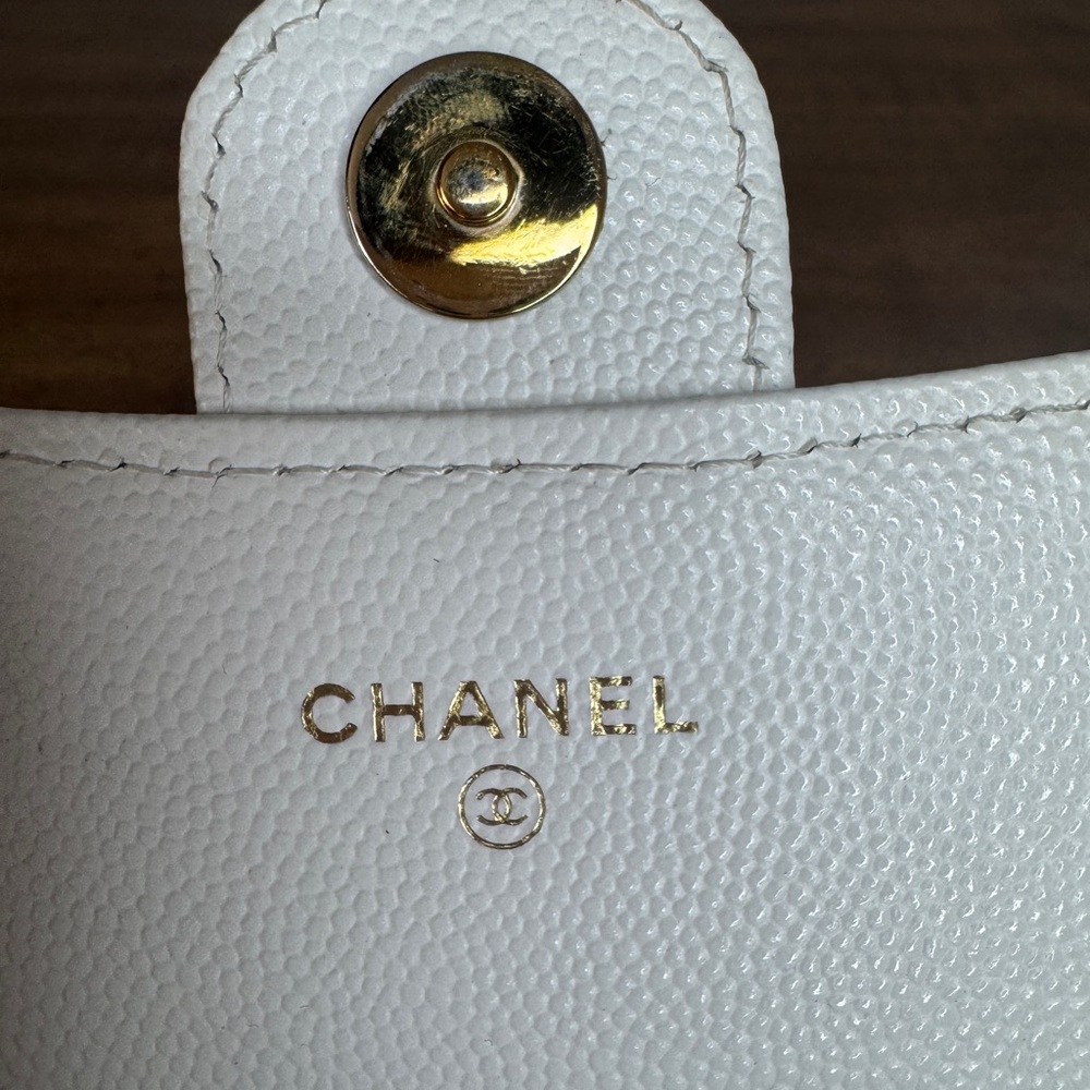 CHANEL White Caviar Leather cardholder on chain - Picture 6 of 15